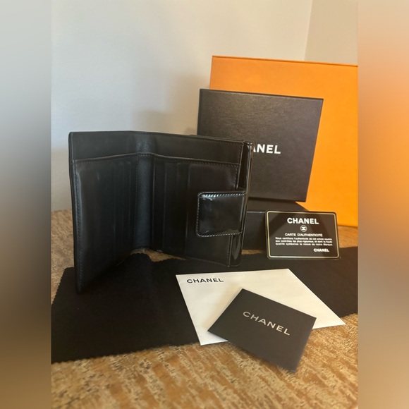 CHANEL FULL INCLUSION Camellia Patent Leather Bifold Pearl Crossbody Wallet - Picture 13 of 17